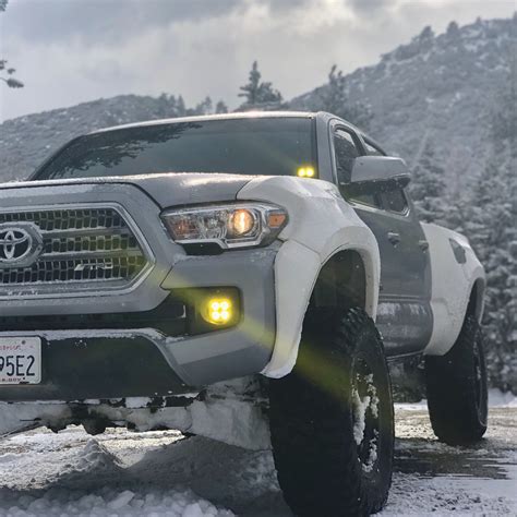 toyota tacoma fender flare replacement.